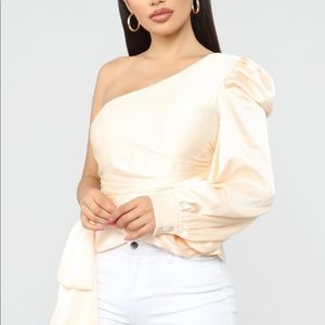 ‼️ new without tags‼️ off the shoulder top